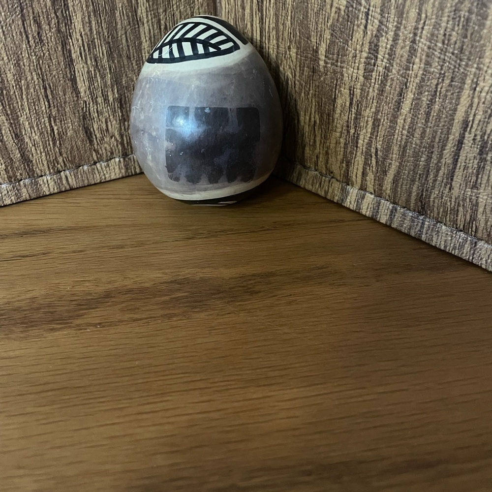 Lot of 2 Made in Kenya Carved Soap Stone Eggs - Picture 7 of 12